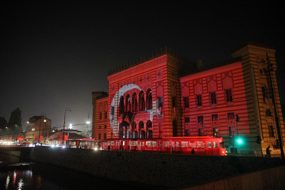 Sarajevska Vijećnica u bojama turske zastave povodom 98. rođendana Republike Turske