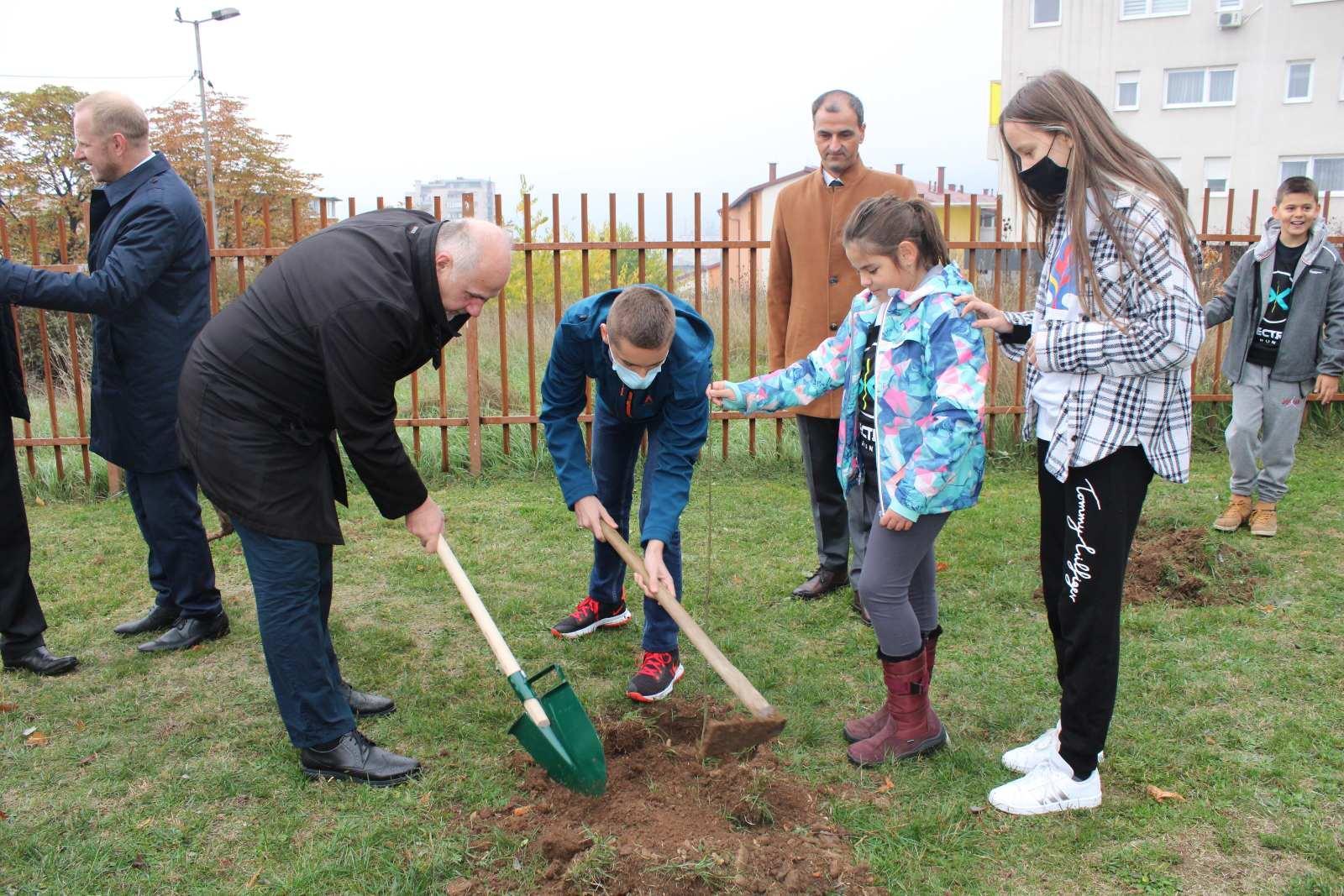 Učenici i predstavnici institucija ZDK zasadili prve sadnice - Avaz