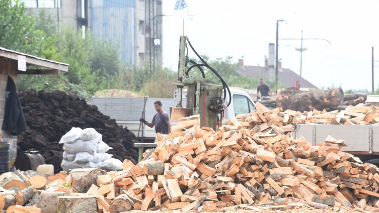 Velika potražnja za ugljem i drvima: Mnogi se griju na rate