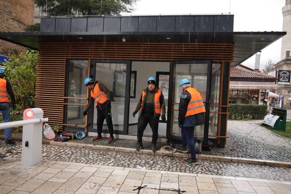 Počela demontaža i uklanjanje kioska Turističke zajednice KS