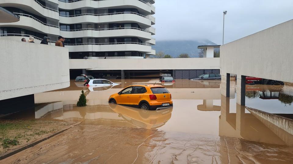 Vozila i dalje pod vodom - Avaz