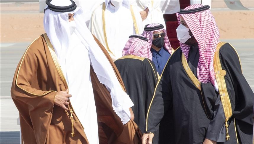 Emir of Qatar Sheikh Tamim bin Hamad al-Thani (L) is welcomed by Crown Prince of Saudi Arabia Mohammed bin Salman (R) ahead of the 41st Summit of Gulf Cooperation Council in AlUla, Saudi Arabia on January 05, 2021. - Avaz