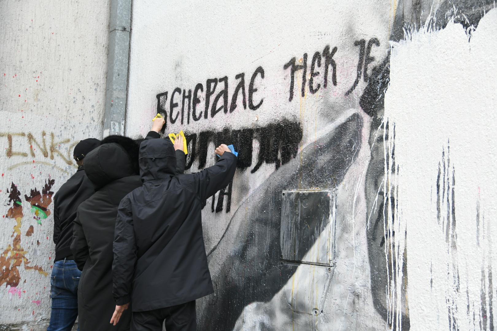 Grupa mladića čisti mural Ratku Mladiću, osuđenom ratnom zločincu