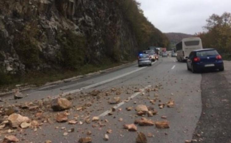 Stanje na putevima u BiH: Učestali odroni, savjetuje se oprezna vožnja