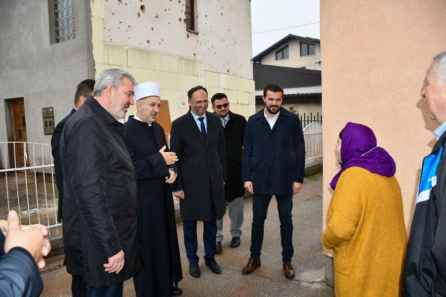 Delegacija je porodici Demšulov uručila  hediju a njihova porodična kuća je pretrpila veliku materijalnu štetu - Avaz