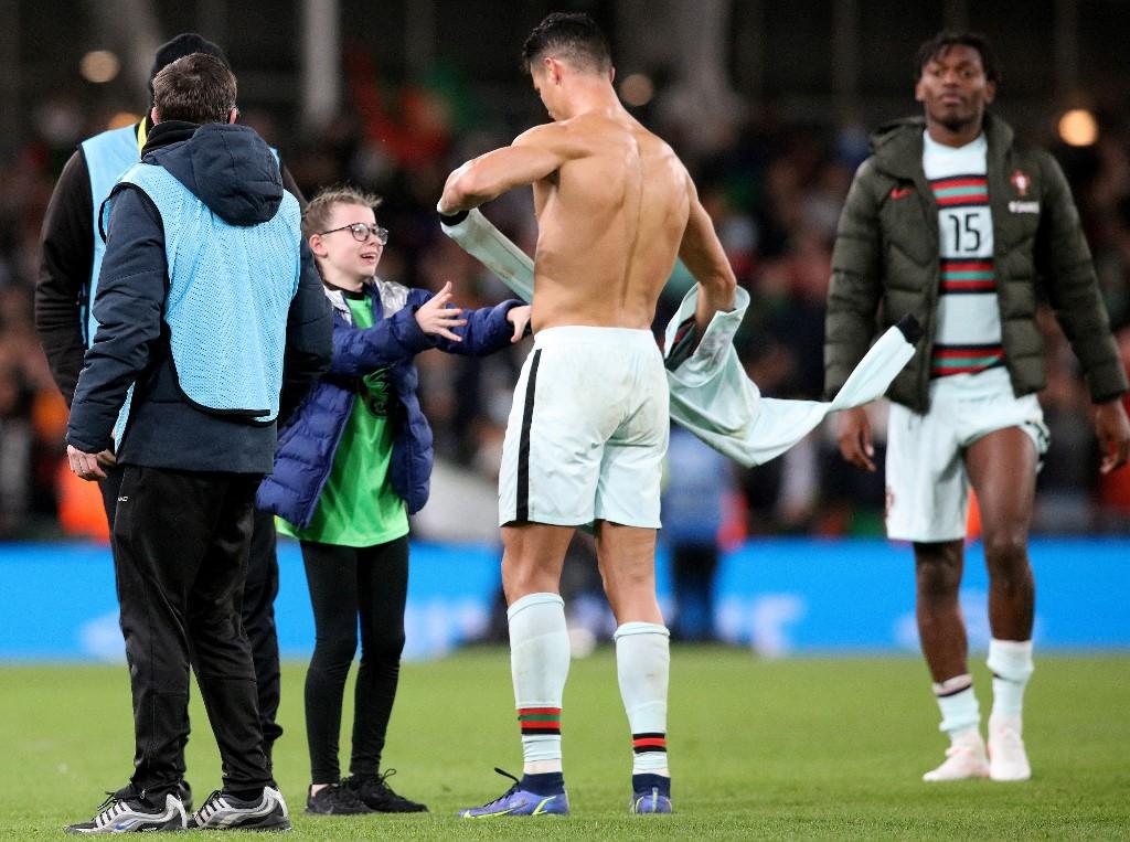 Ronaldo je dao svoj dres presretnoj djevojčici - Avaz