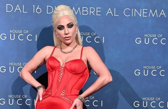 Lejdi Gaga na italijanskoj premijeri „House of Gucci“ oduševila u Versaće haljini