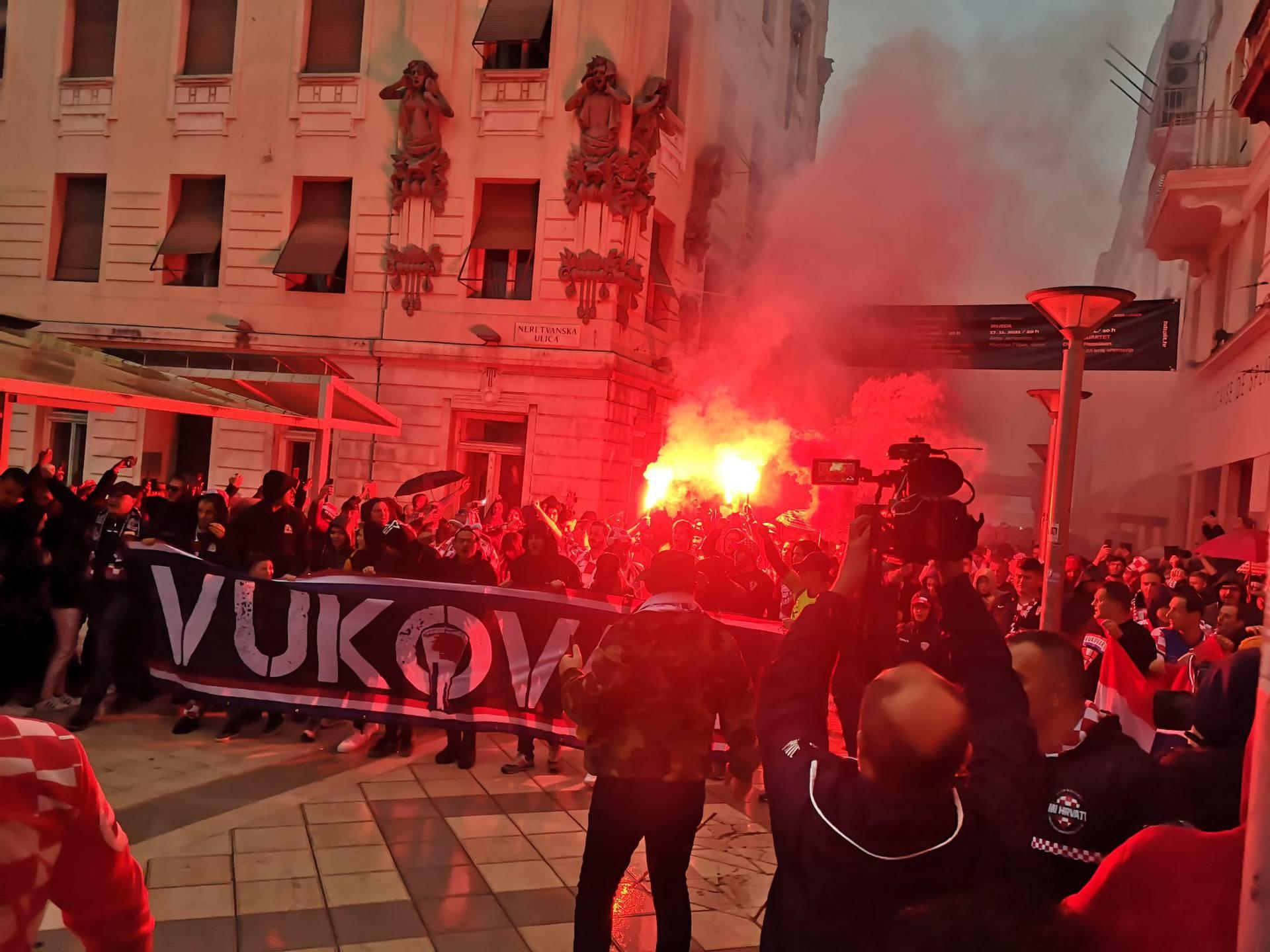 Hrvatski navijački korteo na "Poljud" krenuo uz povike "Vukovar" i "Škabrnja"