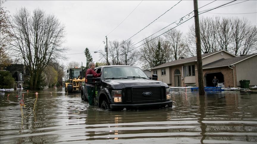 More than 300 people trapped on a highway between a raging river that overflowed its banks and mudslides were rescued earlier this week as military helicopters and troops joined rescue efforts - Avaz