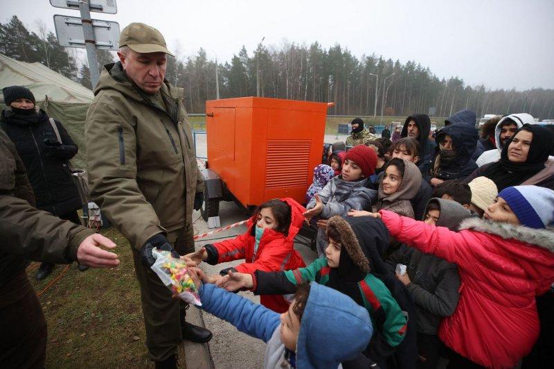 Granični policajci navode da su autobusi do Minska organizirani i za migrante koji se žele vratiti u Irak. Trenutno je nejasno kada će ti autobusi krenuti - Avaz