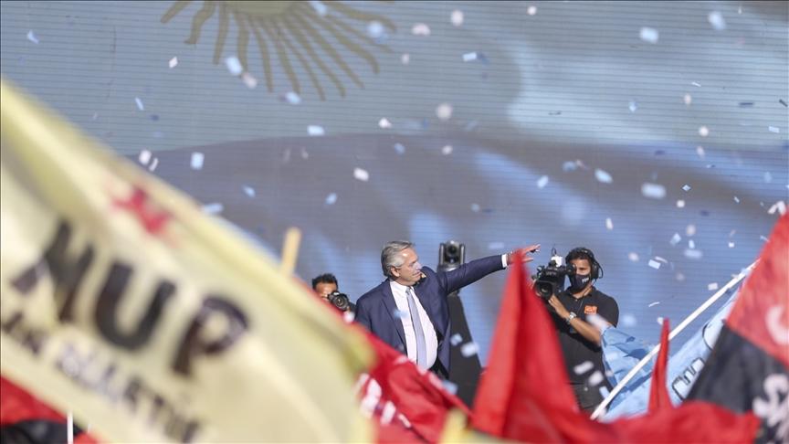 Thousands gather in support of Argentina's government