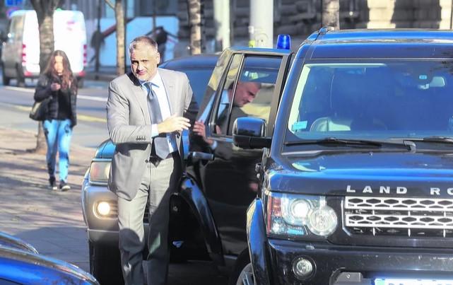 Lideru LDP-a Čedomiru Jovanoviću grupa mladića sinoć razbila automobil