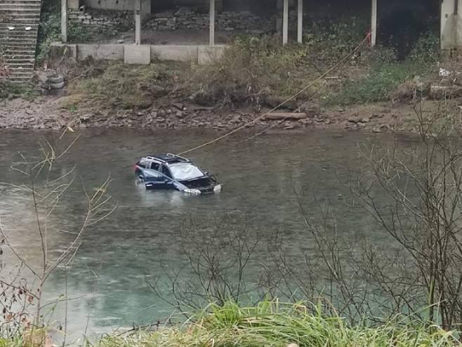 Burna noć u Foči: Ispalili hice pa gurnuli vozilo u Drinu