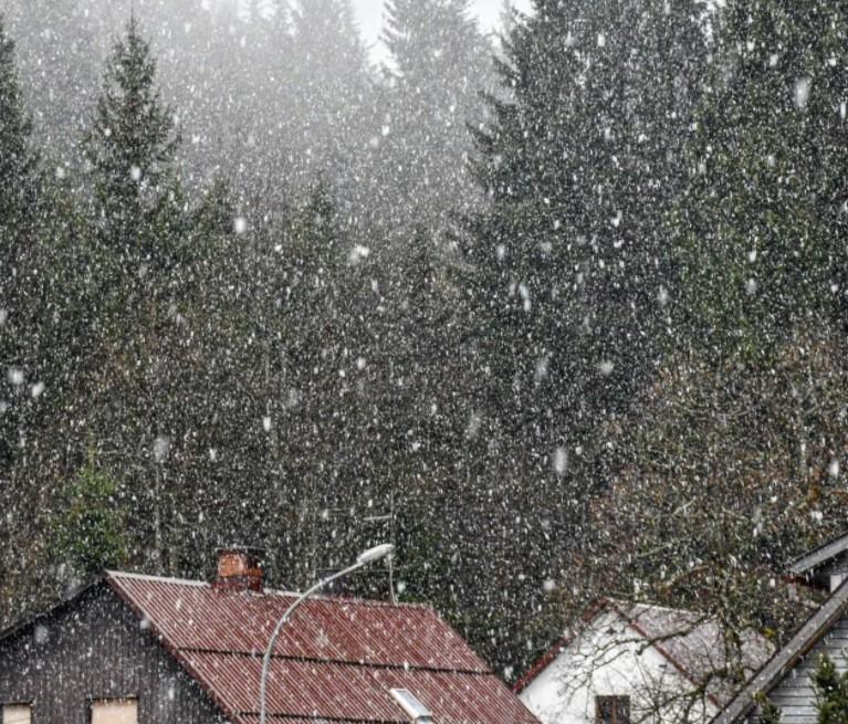 U dijelovima Hrvatske počeo padati snijeg