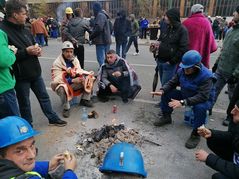 Promrzli i gladni rudari doručkovali na ulici