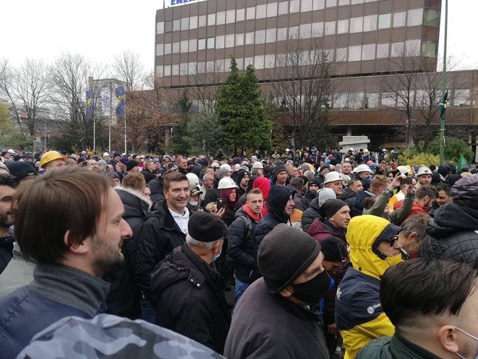 Protesti ispred zgrade Vlade FBiH - Avaz