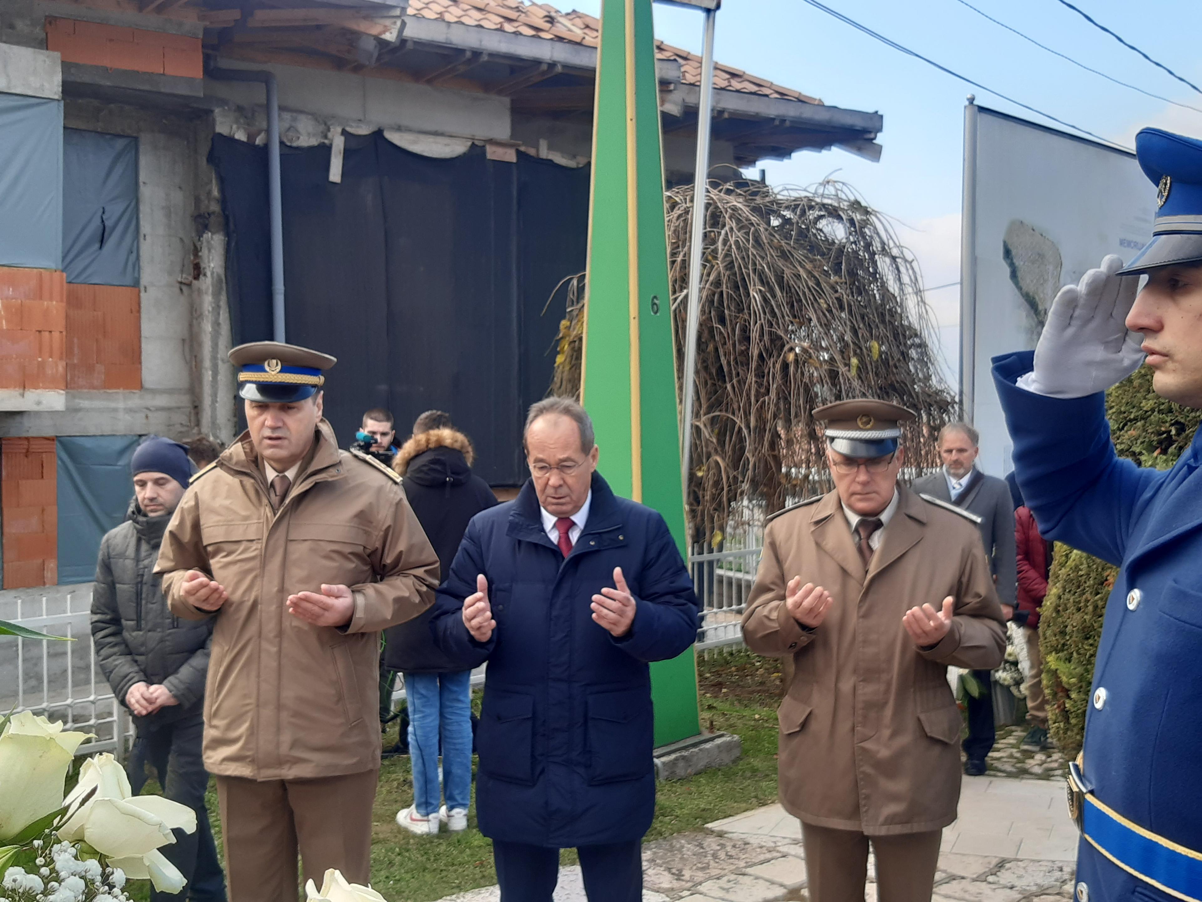 Položeno cvijeće na Memorijalnom centru Kovači - Avaz