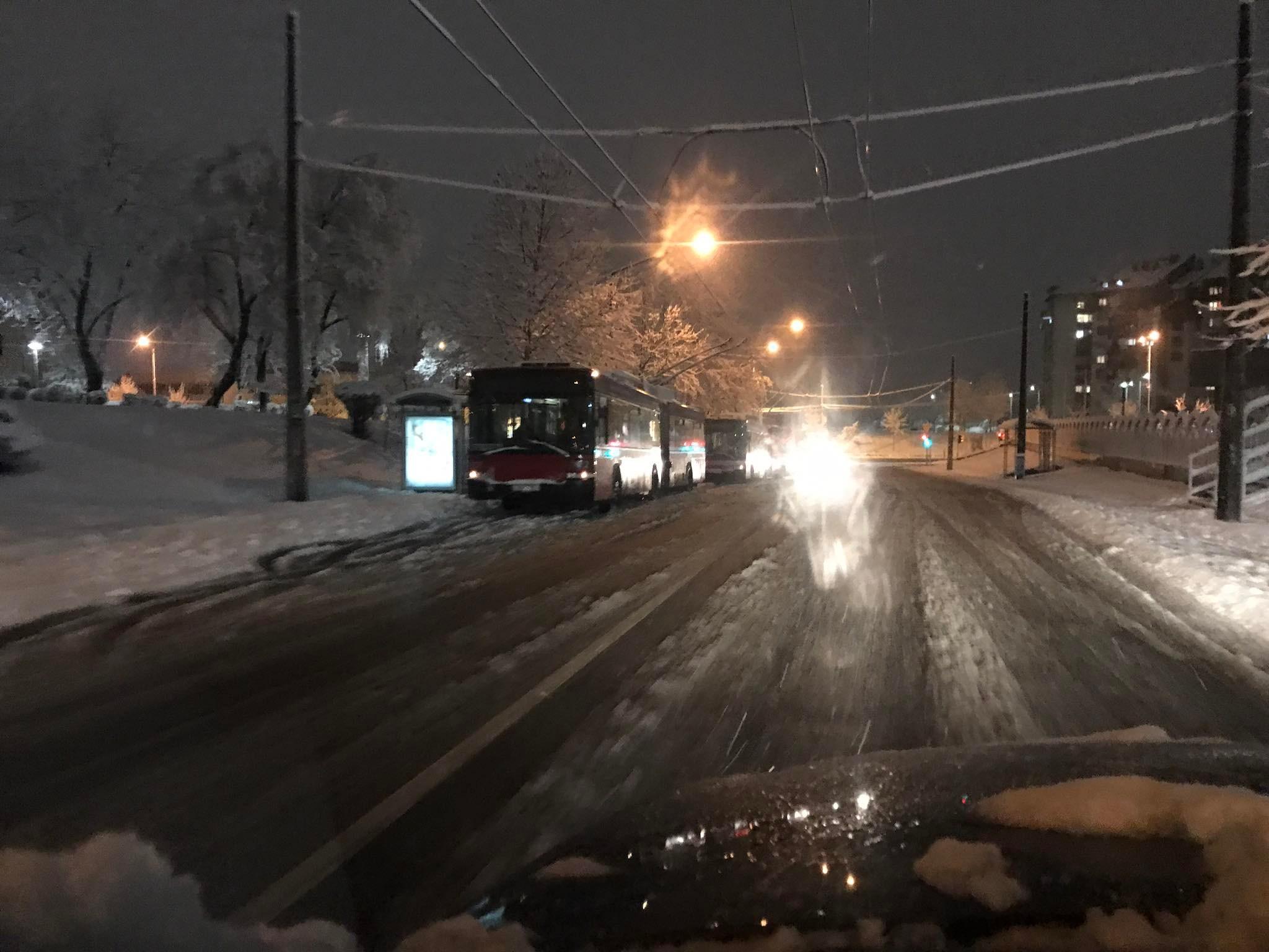 Autobusi i trolejbusi stali sa strane - Avaz