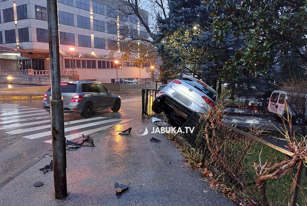 Automobil završio u dvorištvu porodične kuće - Avaz