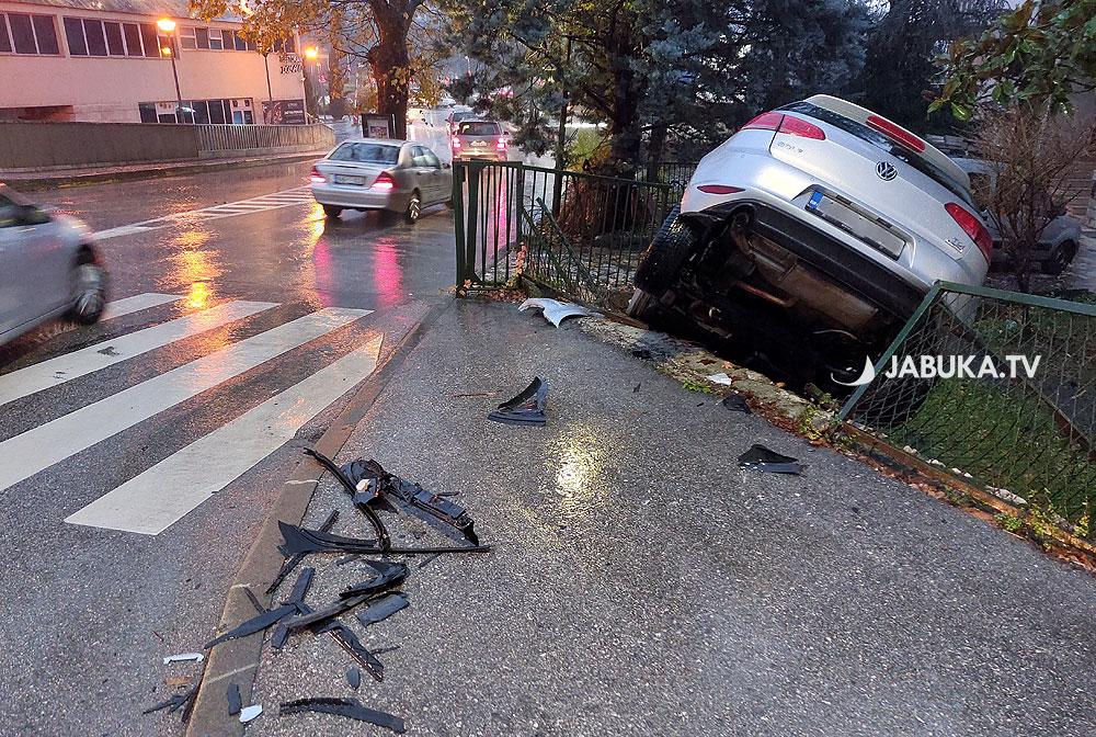 Automobil završio u dvorištvu porodične kuće - Avaz