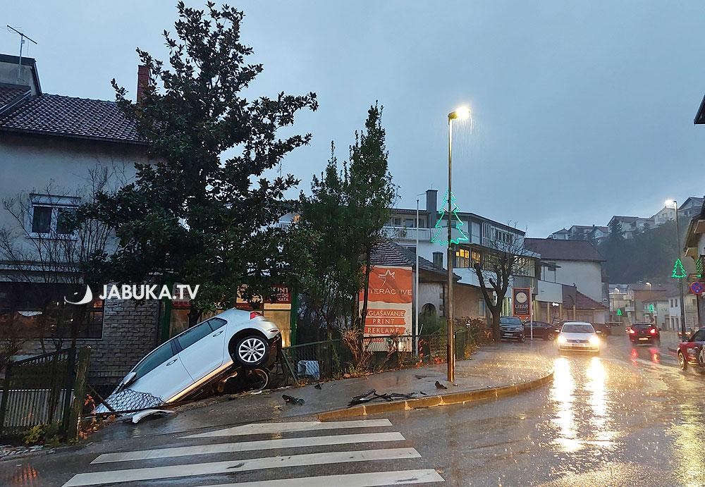 Automobil završio u dvorištvu porodične kuće - Avaz