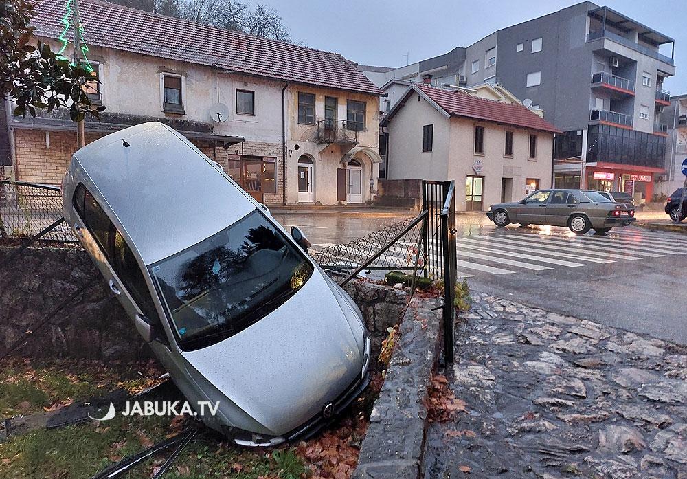 Automobil završio u dvorištvu porodične kuće - Avaz