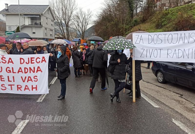 Medicinski radnici s transparentima - Avaz