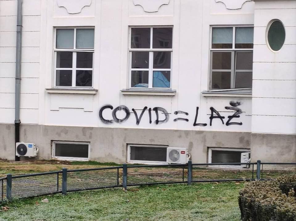 Grafit na zidu bolnice - Avaz