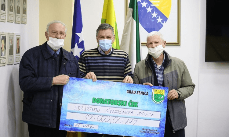 Gradonačelnik Zenice Kasumović uručio ček od 100.000 KM - Avaz