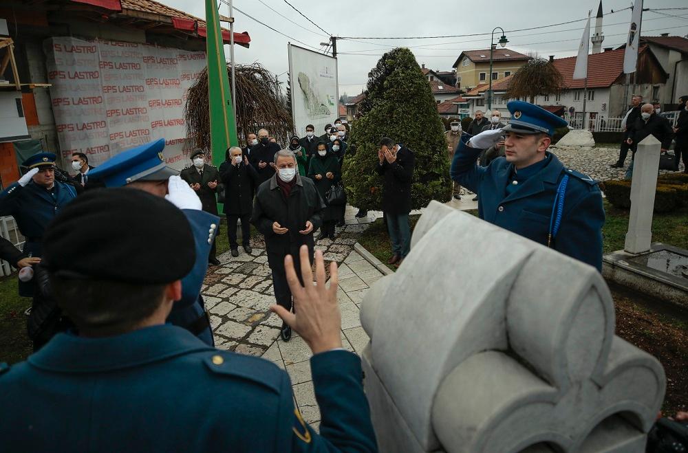 Hulusi Akar posjetio Šehidsko mezarje Kovači i odao počast Aliji Izetbegoviću