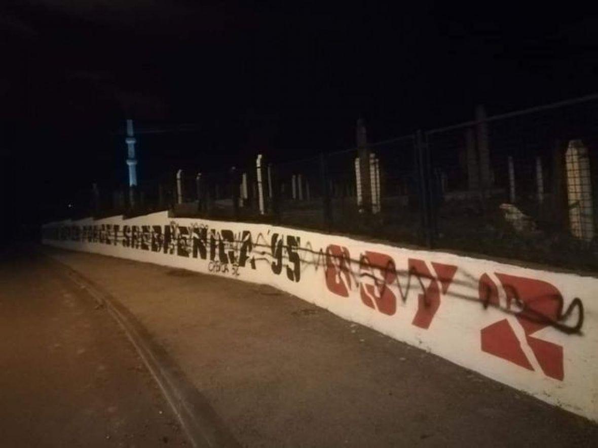 Duž postojećeg grafita nacrtane linije - Avaz