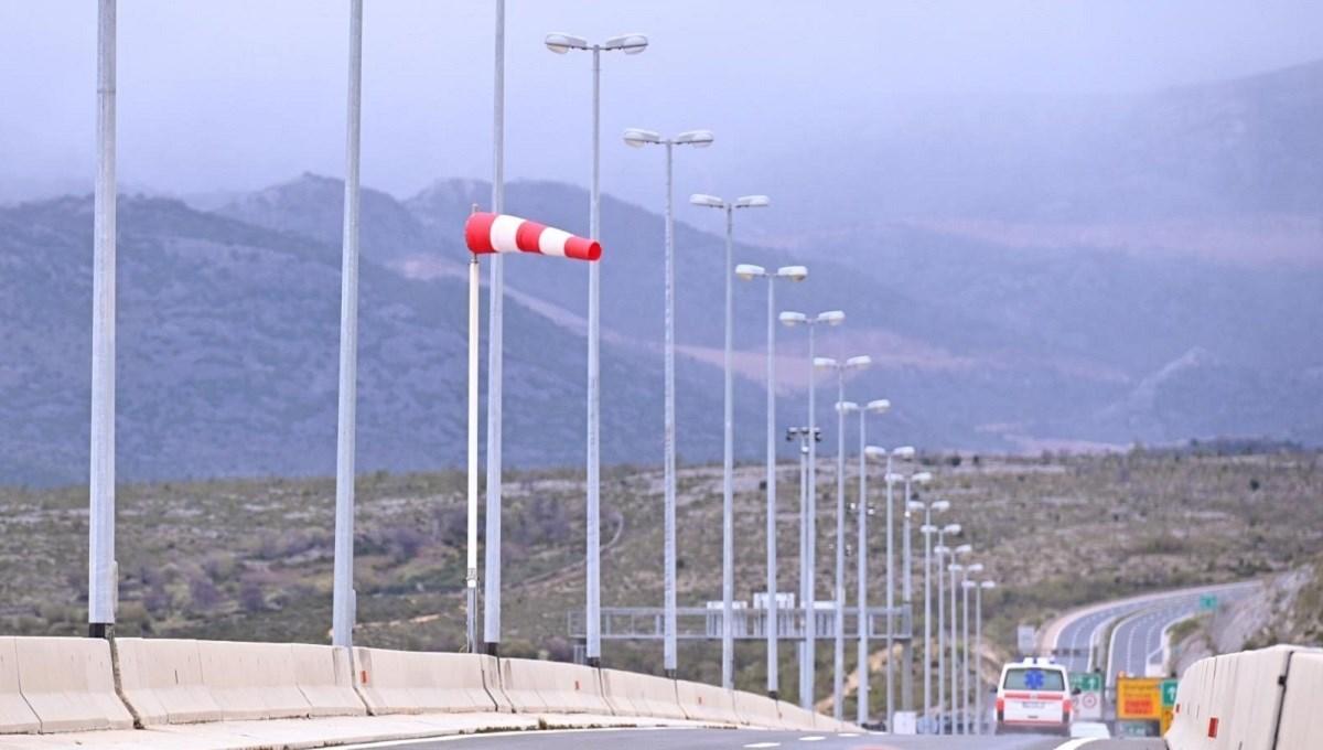 Jak vjetar na dijelu Jadranske magistrale, za neka vozila zabranjen saobraćaj