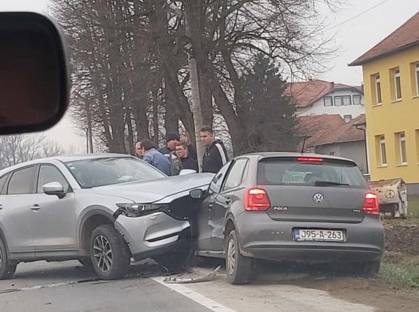 Saobraćajna nesreća na putu Tuzla-Doboj, terenac se zabio u Pola