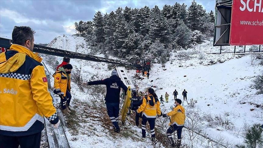 Nesreća u Turskoj: Autobus se survao u 30 metara duboku provaliju, ima poginulih