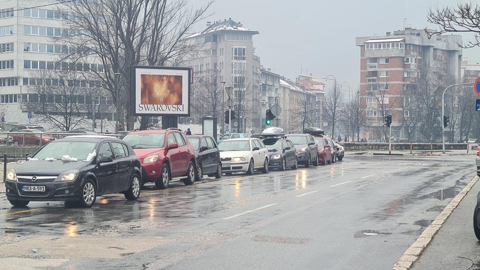 Svakodnevne gužve na drive-in punktovima za testiranje - Avaz