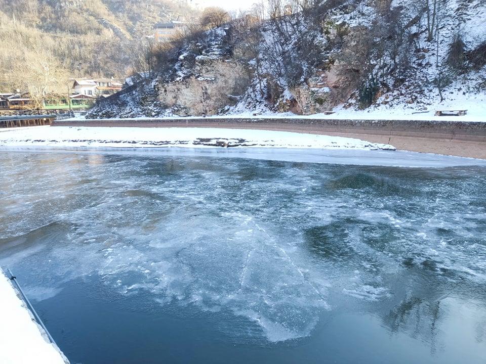 U Sarajevu osvanulo ledeno jutro: Miljacka zaledila na Bentbaši