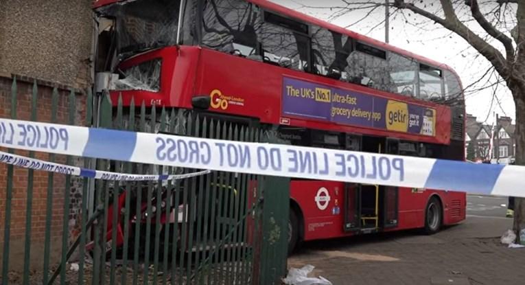 Autobus u Londonu se zabio u prodavnicu, najmanje 19 povrijeđenih