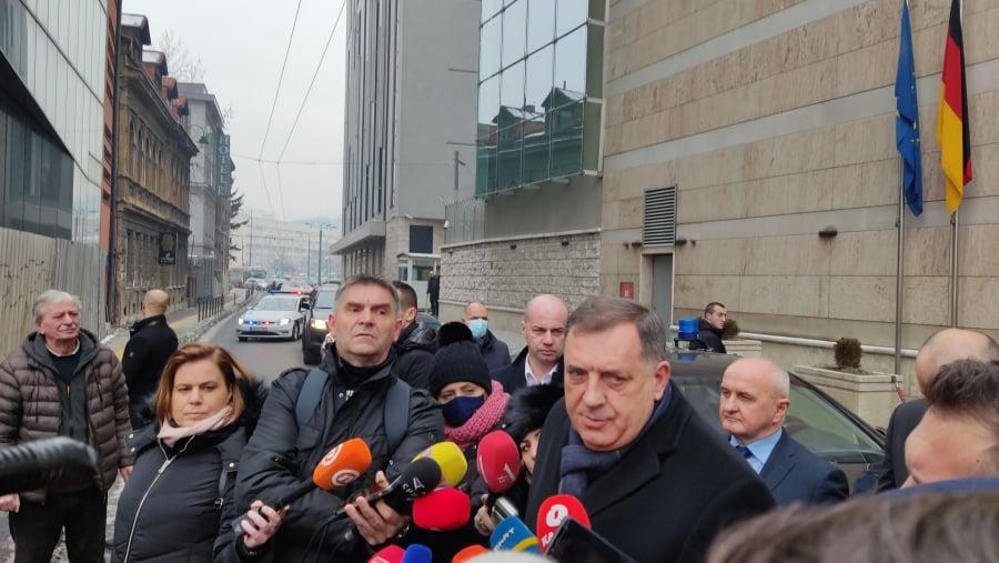 Dodik ispred zgrade EU - Avaz