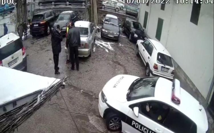 Sindikat FMUP-a: Službenik, koji je udarao mladića na parkingu, svojim ponašanjem narušio je ugled policije