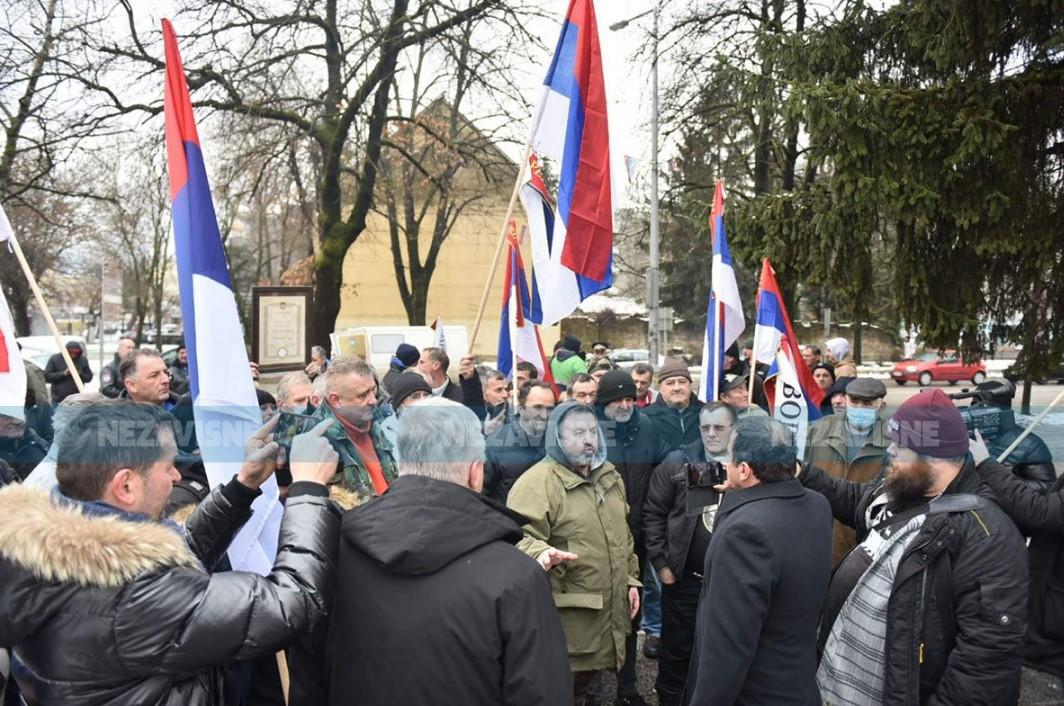 Dok traje posebna sjednica NSRS-a, borci iz manjeg bh. entiteta okupili se ispred da bi izrazili nezadovoljstvo