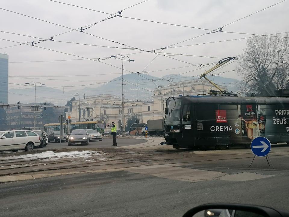 Policija regulira saobraćaj - Avaz