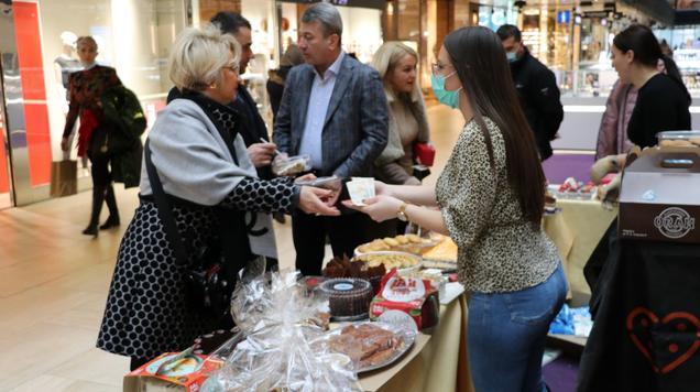 Načelnik Hadžibajrić učestvovao u humanitarnoj akciji Udruženja Pomozi.ba 'Slatki bazar' - Avaz