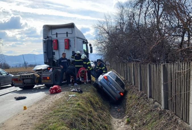 Fotografija s mjesta nesreće, BMW završio u kanalu - Avaz