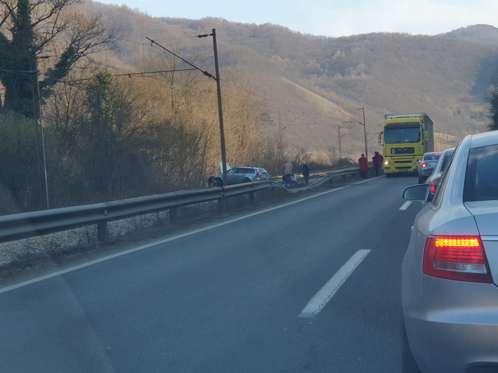 Žepče: Automobil sletio sa ceste na prugu