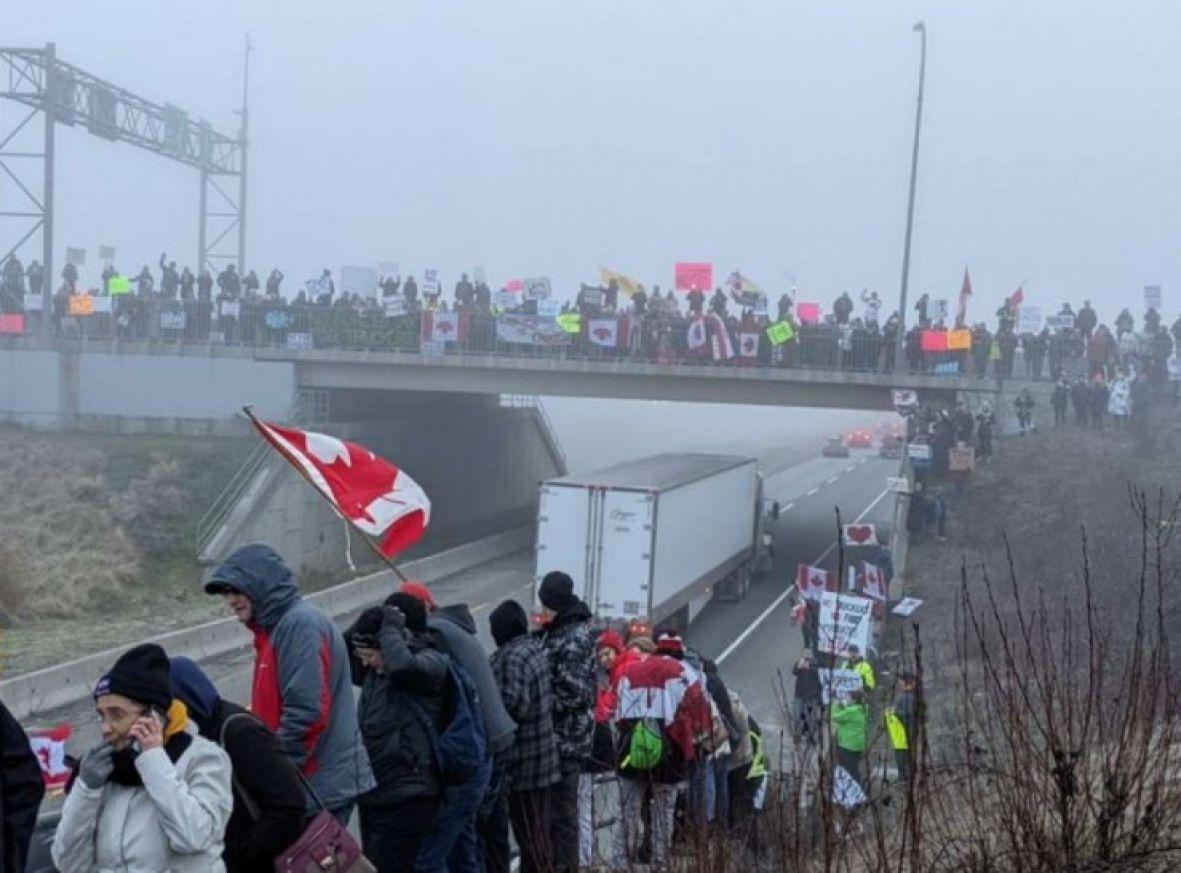 Nakon nekoliko dana upozorenja, policija sada privodi demonstrante i sklanja vozila - Avaz