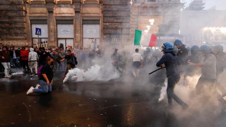 U Rimu protest zbog obavezne vakcinacije protiv koronavirusa