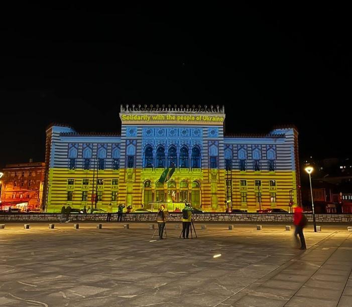 Sarajevska Vijećnica osvijetljena bojama ukrajinske zastave