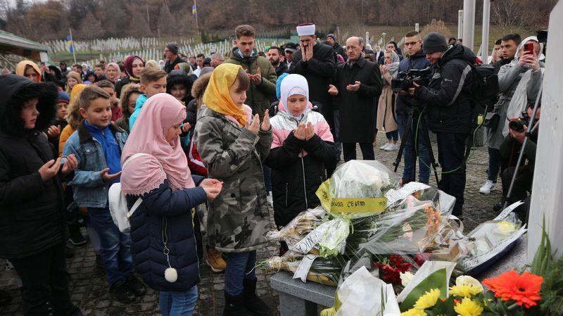 Prisutni građani uče Fatihu - Avaz