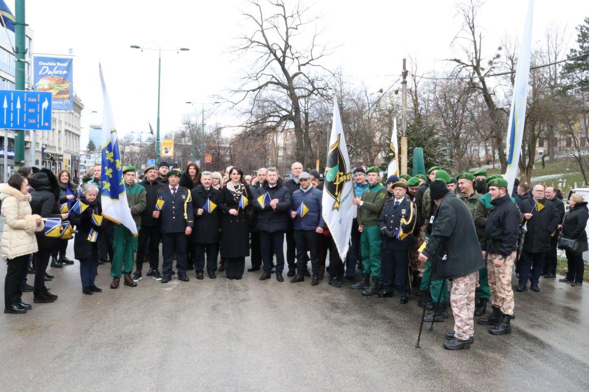 Svečanim defileom obilježen Dan nezavisnosti BiH: Glavu gore, Bosanci i Hercegovci, poručio načelnik Hadžibajrić - Avaz