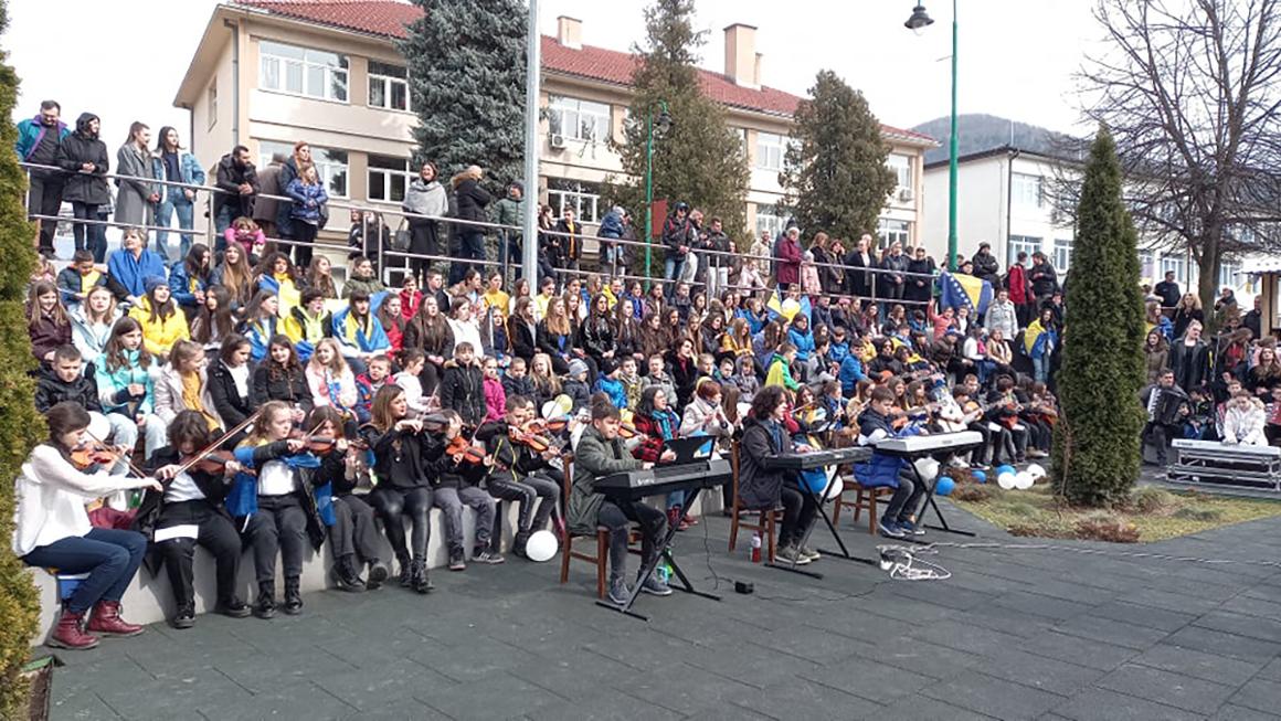 Performans ispred spomen obilježja ubijenoj djeci - Avaz